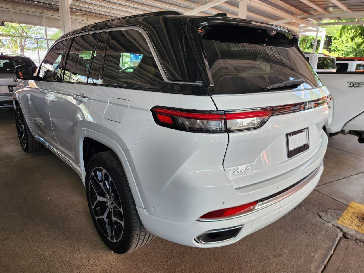2024 Jeep Grand Cherokee Summit thumbnail 3