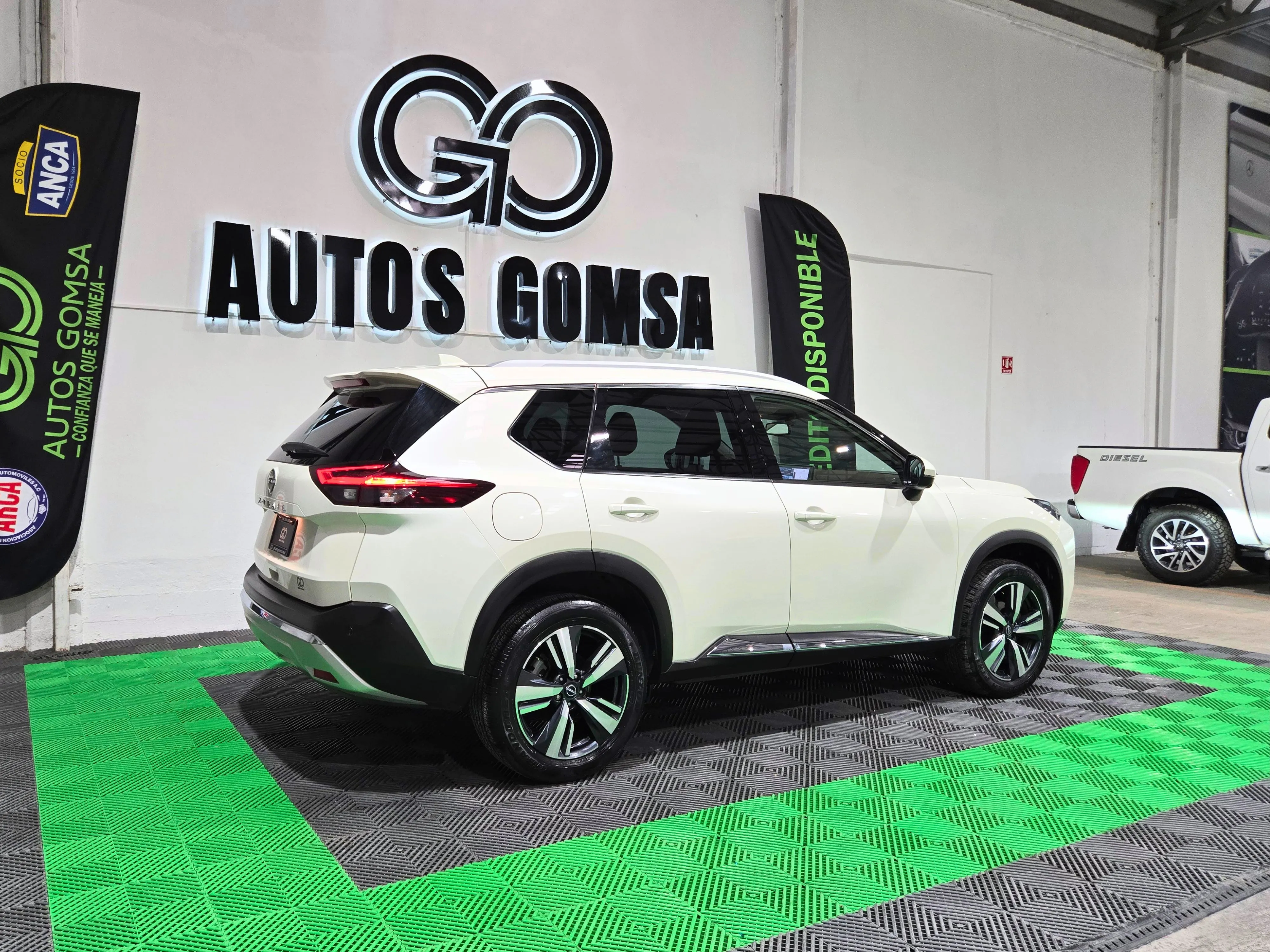Nissan X-Trail Platinum 2 row 2024 thumbnail 7