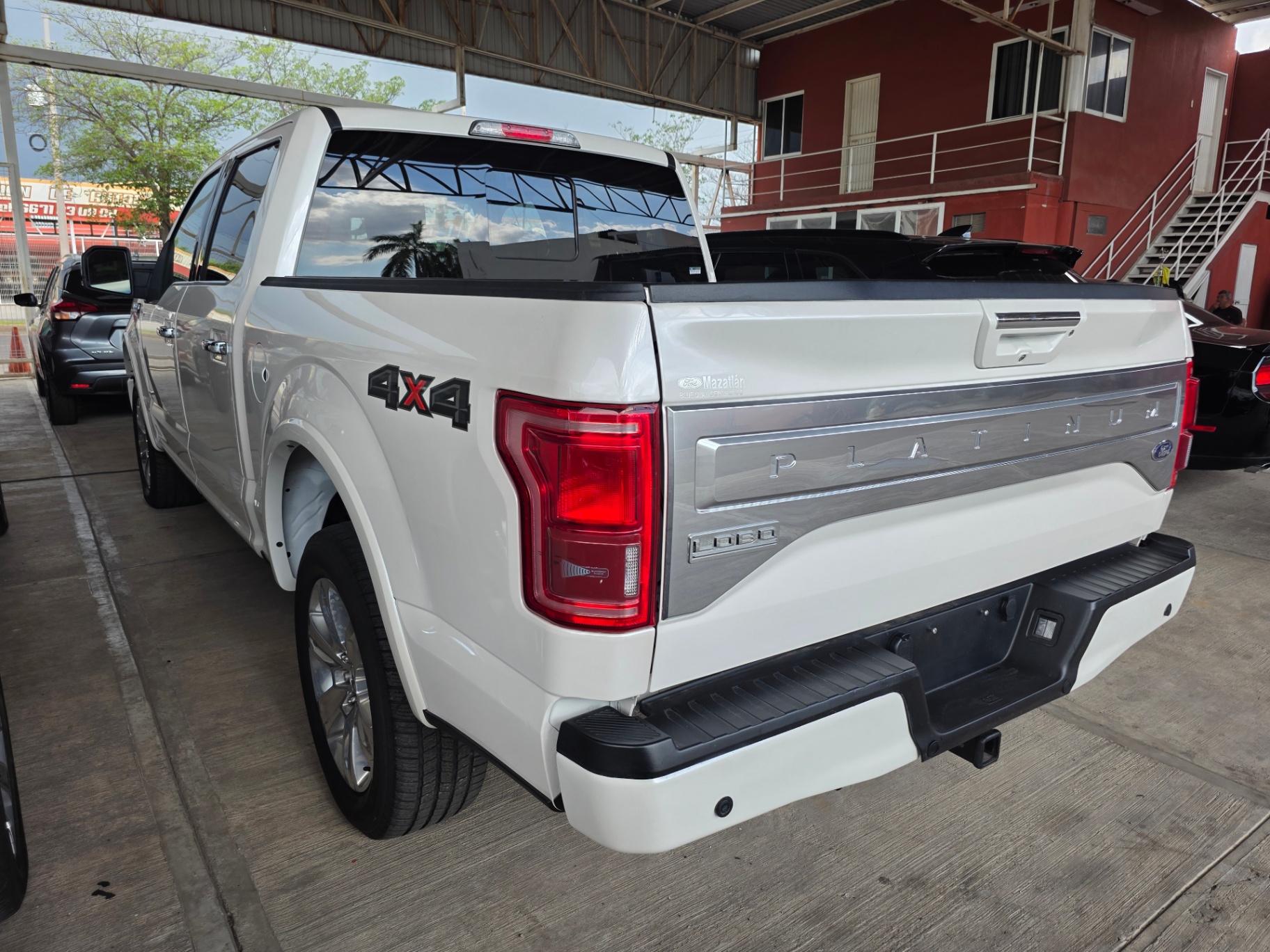2017 Ford LOBO PLATINUM thumbnail 3