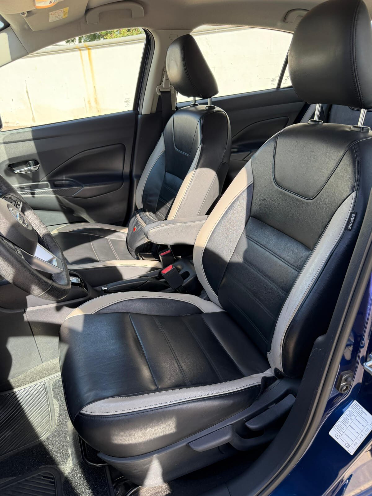 2021 Nissan Versa Platinum thumbnail 3