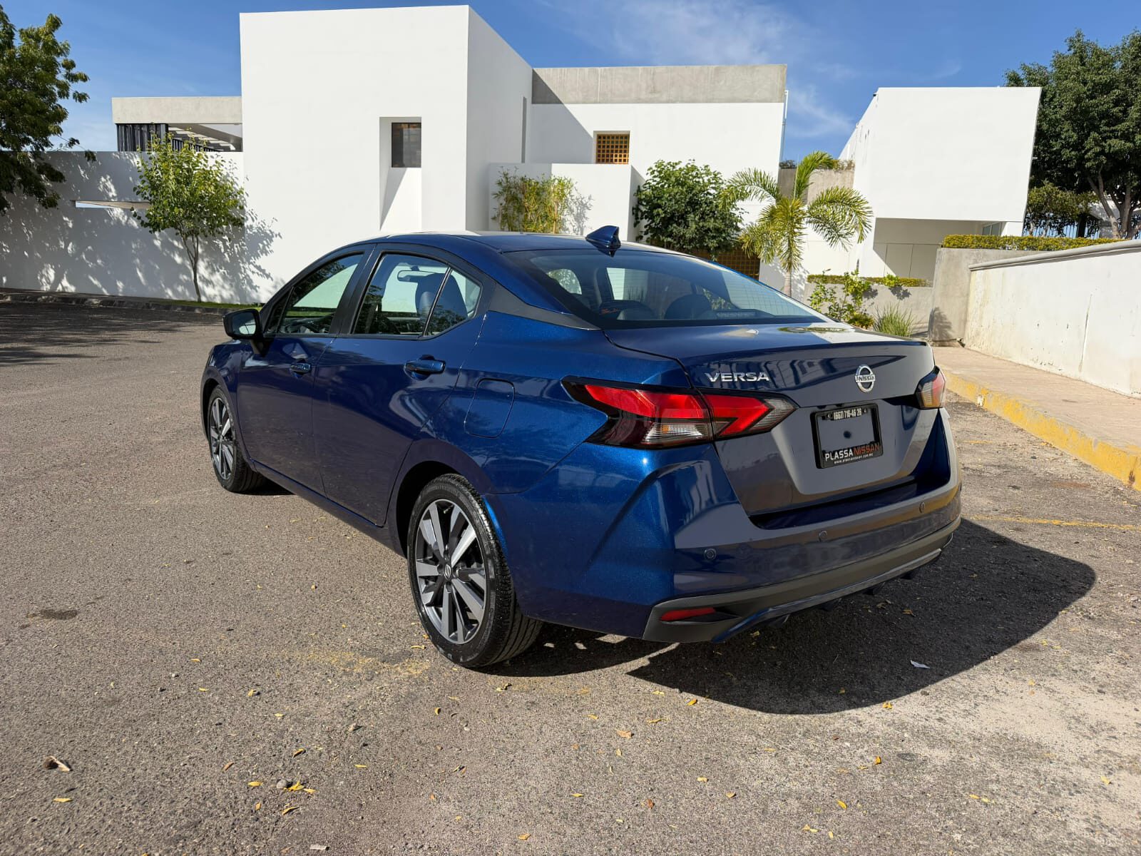 2021 Nissan Versa Platinum thumbnail 9