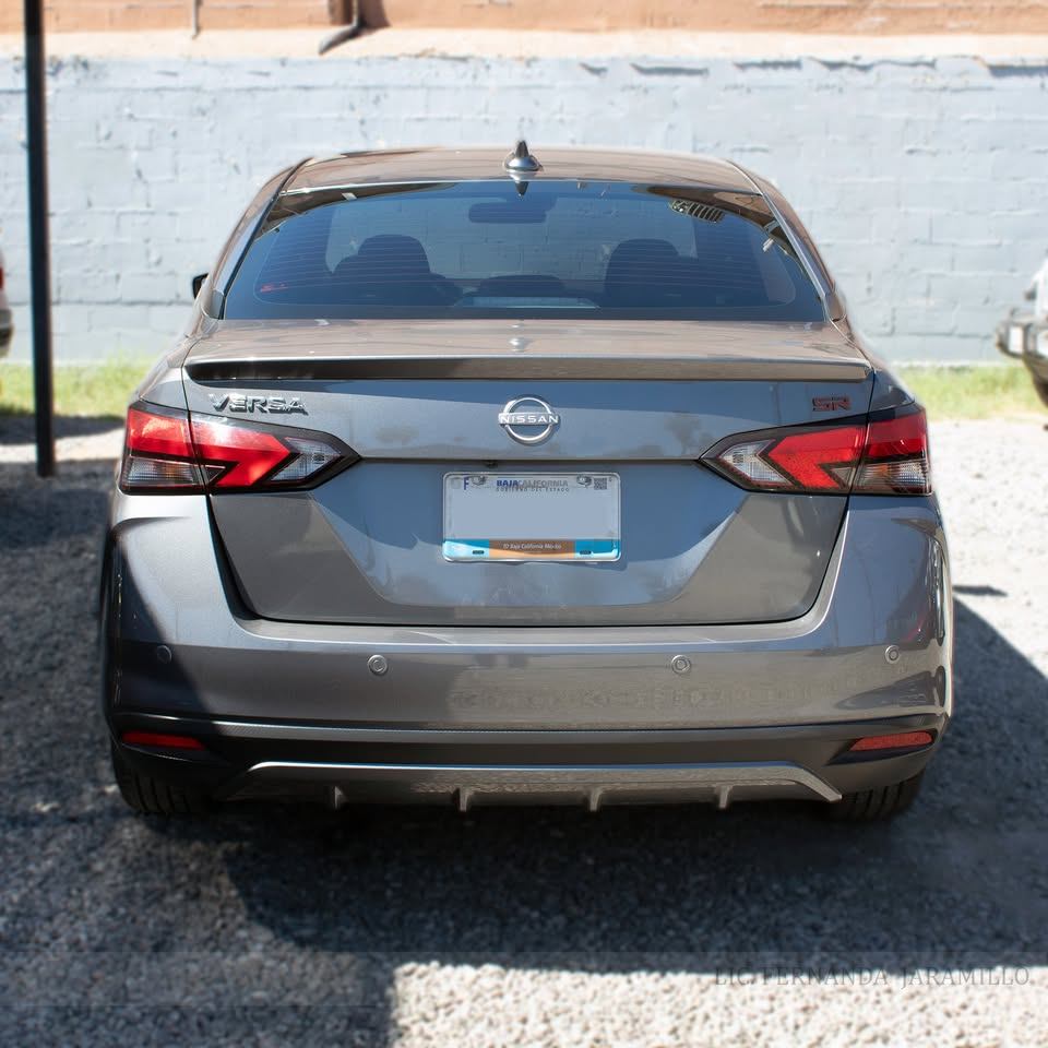 2025 Nissan Versa SR foto 4