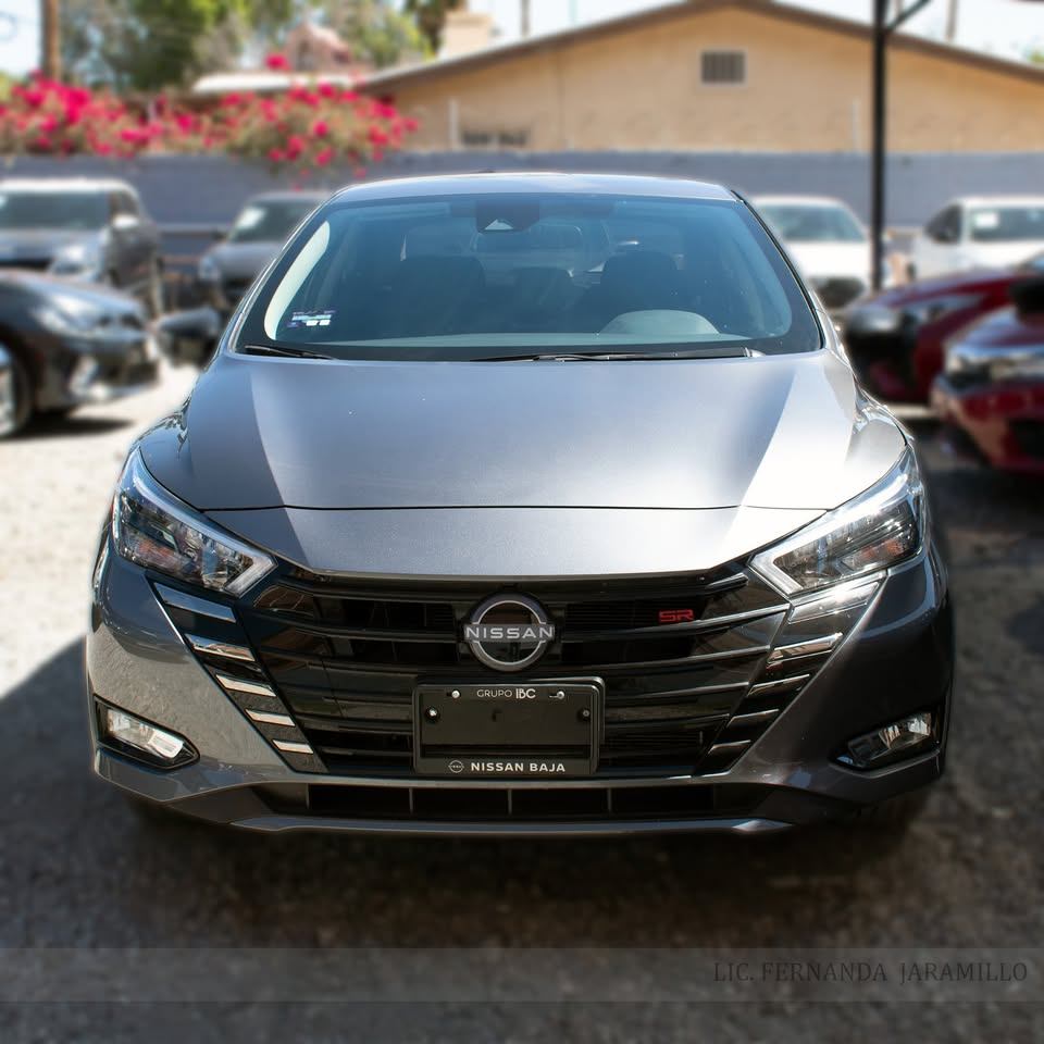 2025 Nissan Versa SR foto 2