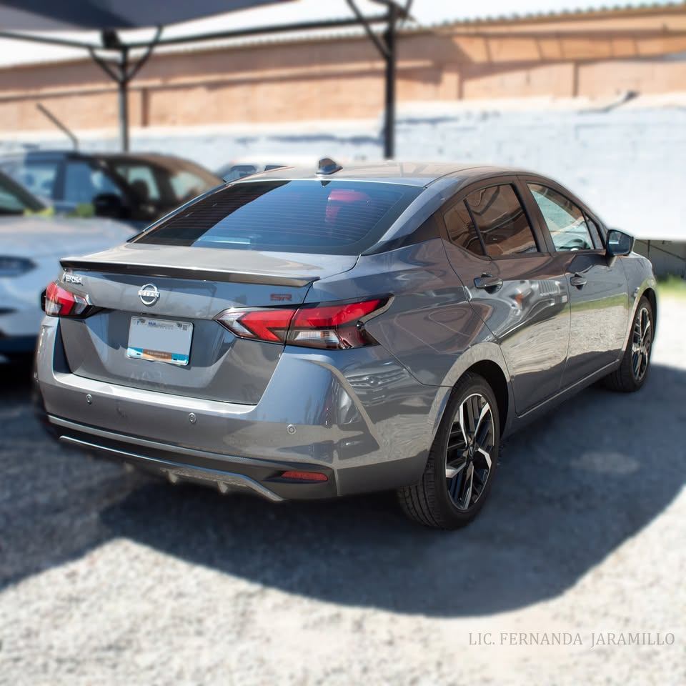 2025 Nissan Versa SR foto 5