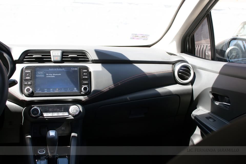 2025 Nissan Versa SR foto 10
