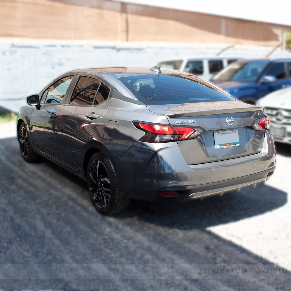 2025 Nissan Versa SR foto 3