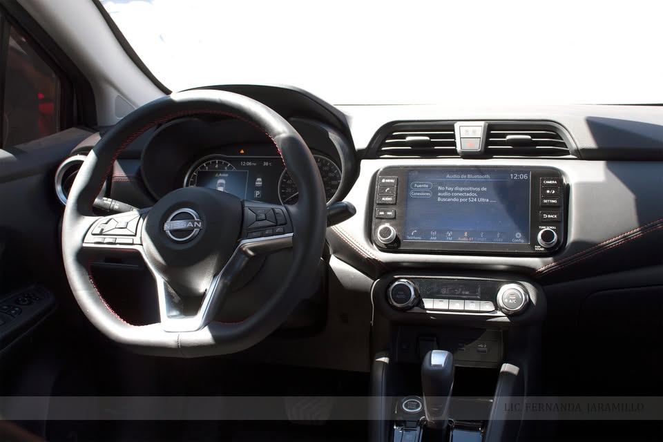 2025 Nissan Versa SR foto 9