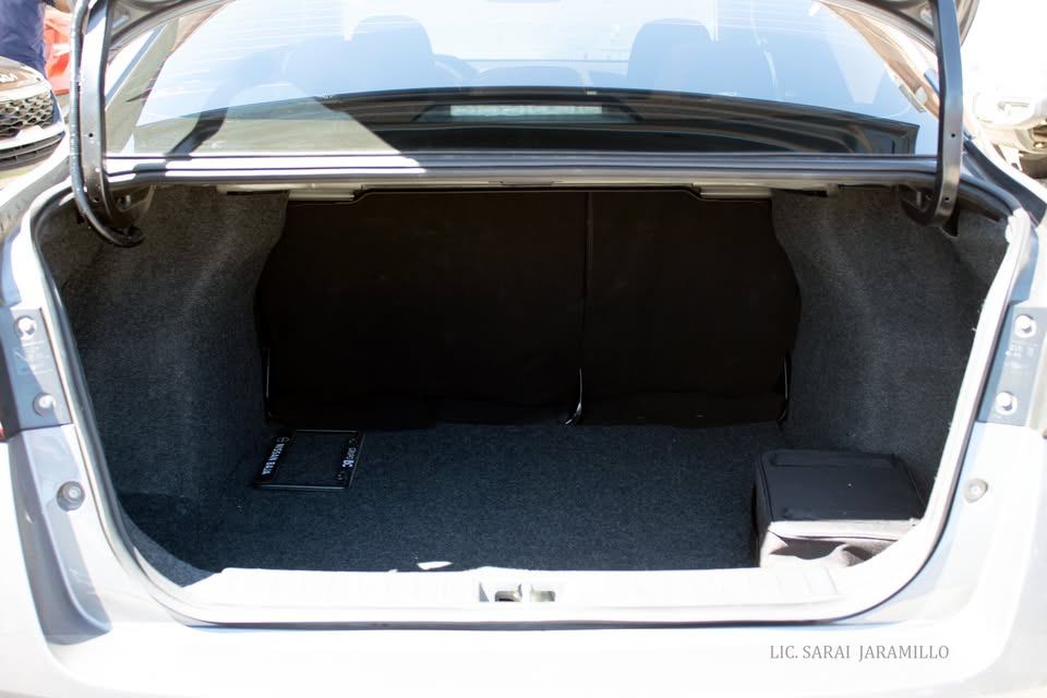 2025 Nissan Versa SR foto 11