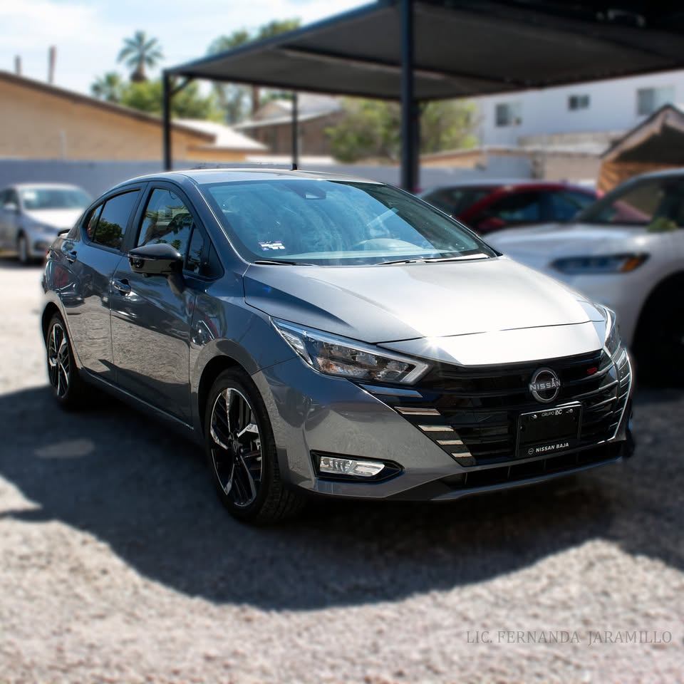 2025 Nissan Versa SR foto 6