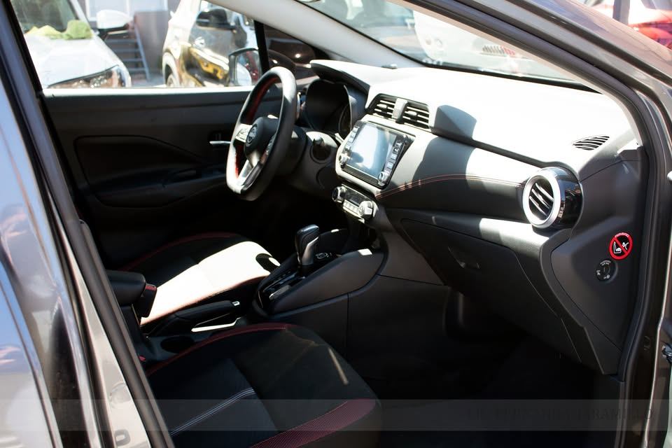 2025 Nissan Versa SR foto 7