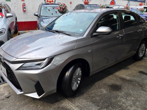 Toyota Yaris Sedán S 2024 - Gris Plata