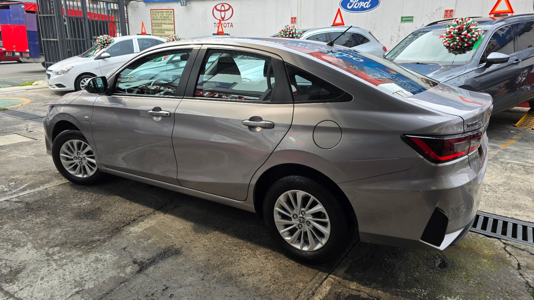 Toyota Yaris Sedán S - imagen 2