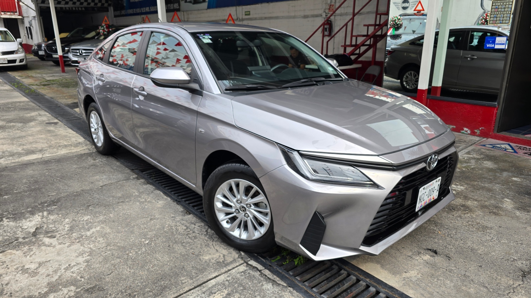 Toyota Yaris Sedán S - imagen 4