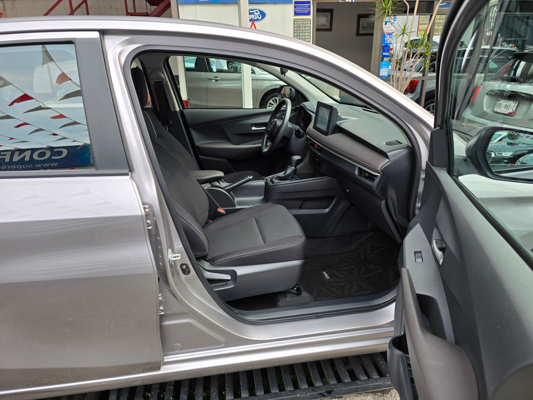 Toyota Yaris Sedán S - imagen 9