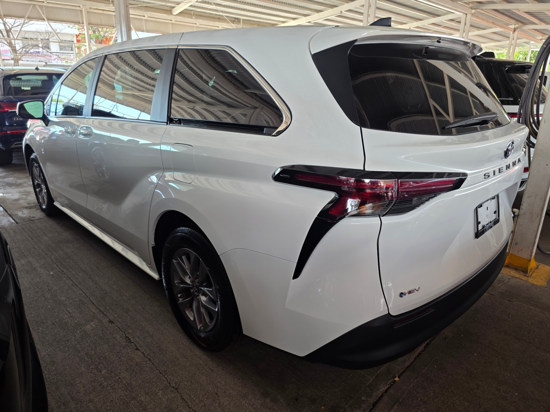 2025 Toyota SIENNA LE thumbnail 2