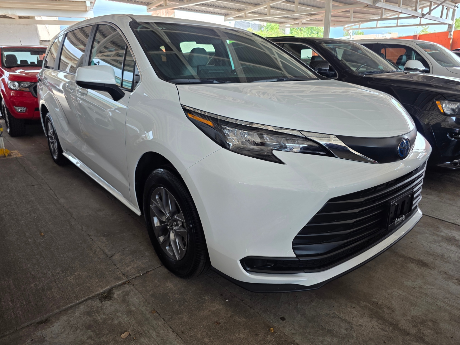 2025 Toyota SIENNA LE thumbnail 3