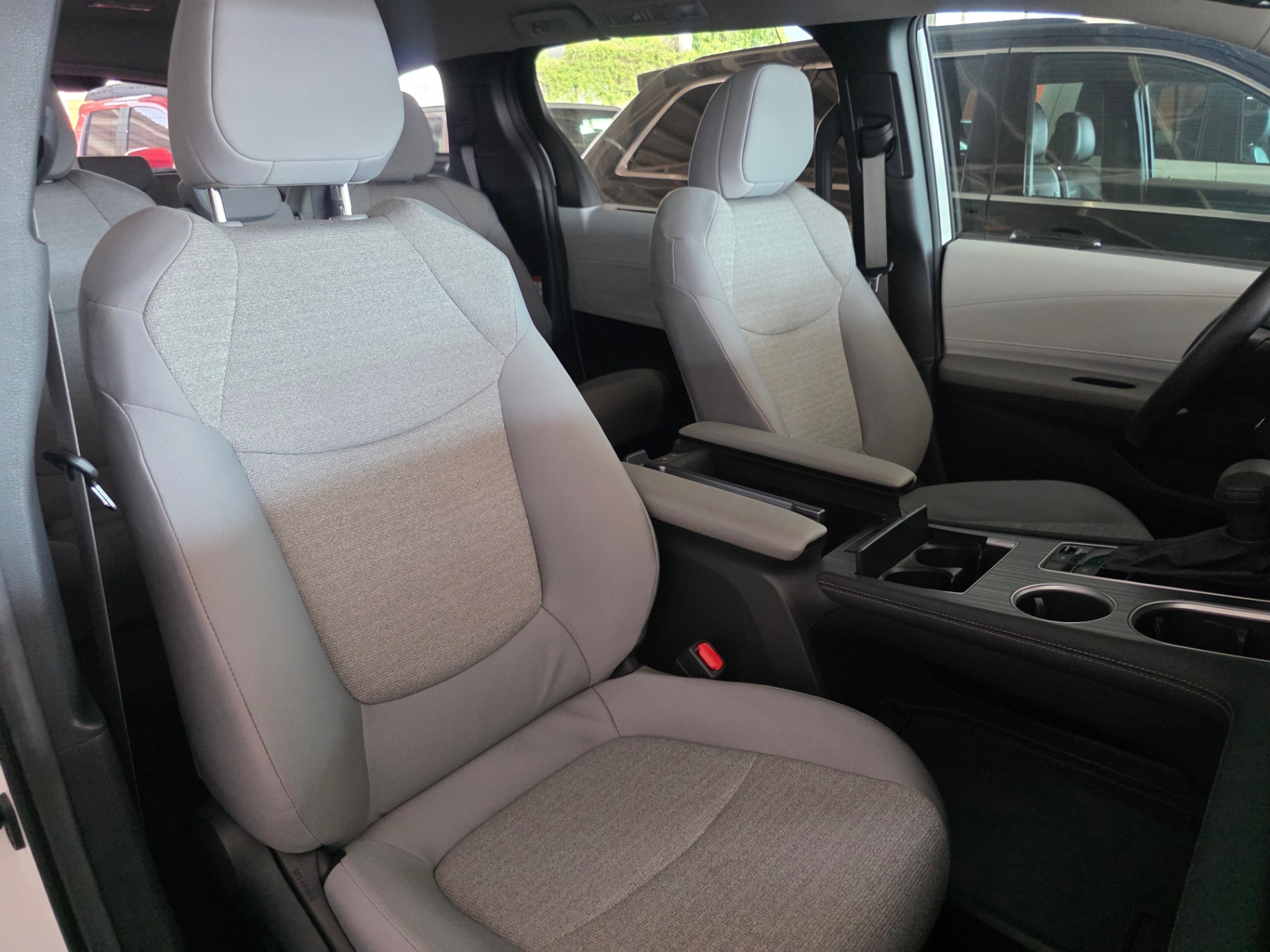 2025 Toyota SIENNA LE thumbnail 5