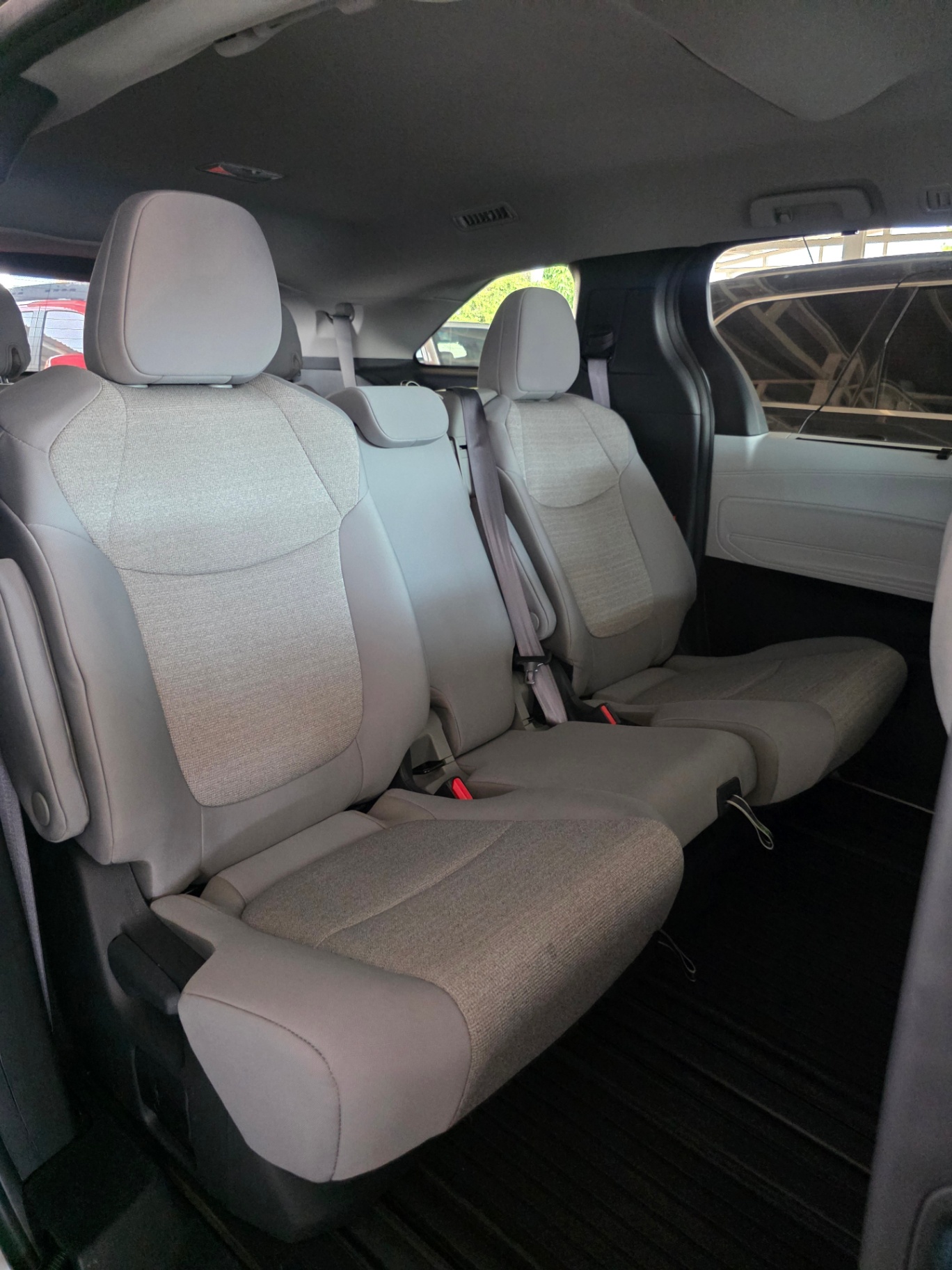 2025 Toyota SIENNA LE thumbnail 6