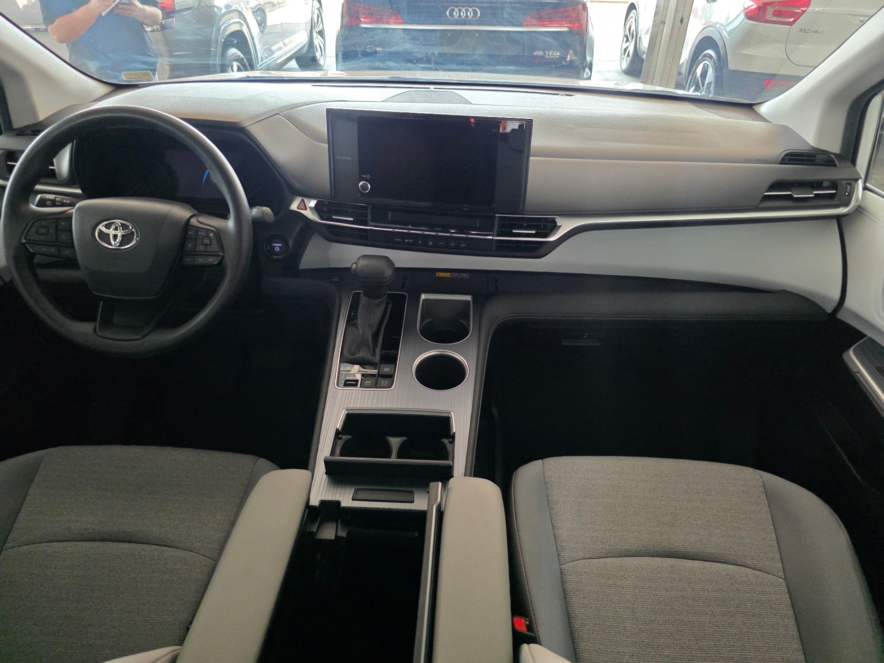 2025 Toyota SIENNA LE thumbnail 8