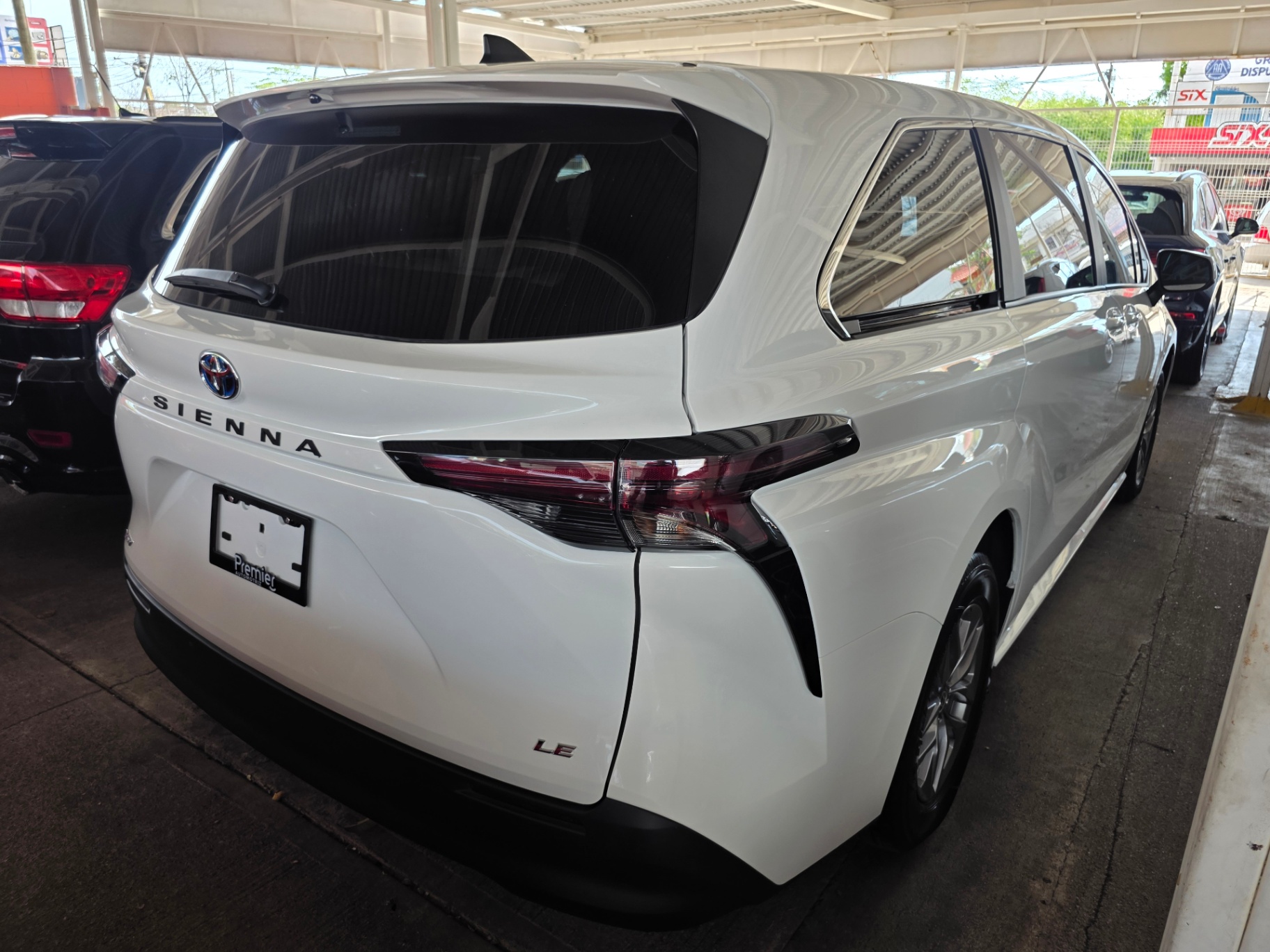 2025 Toyota SIENNA LE thumbnail 4