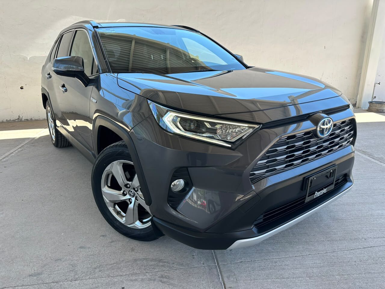 2019 Toyota RAV4 Limited thumbnail 3