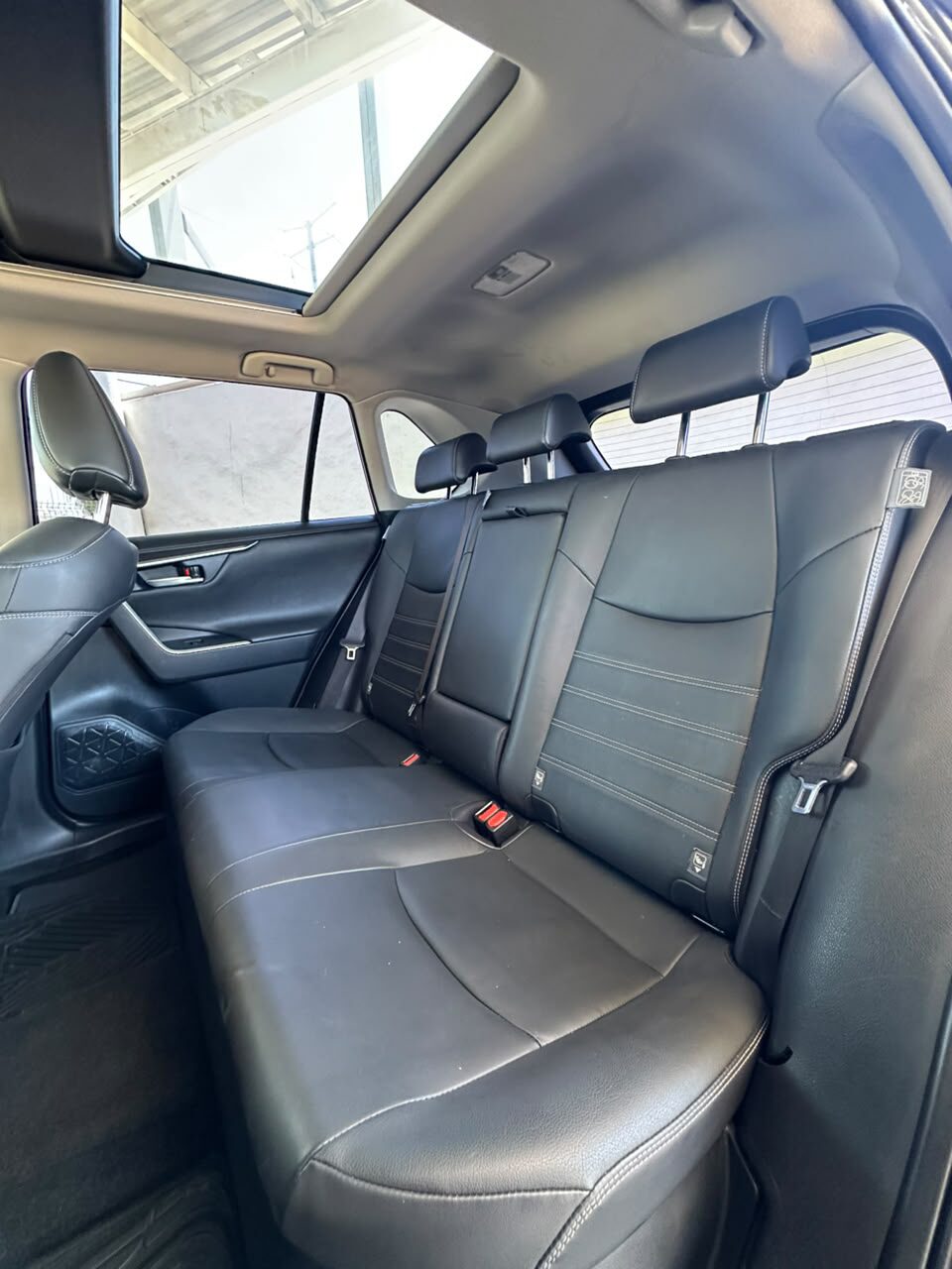 2019 Toyota RAV4 Limited thumbnail 4