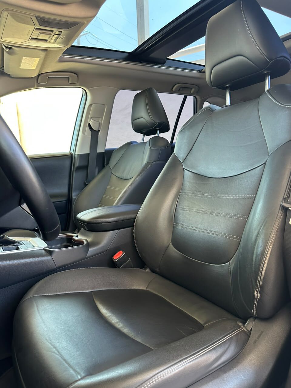 2019 Toyota RAV4 Limited thumbnail 6