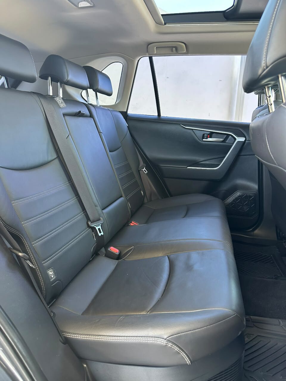 2019 Toyota RAV4 Limited thumbnail 7