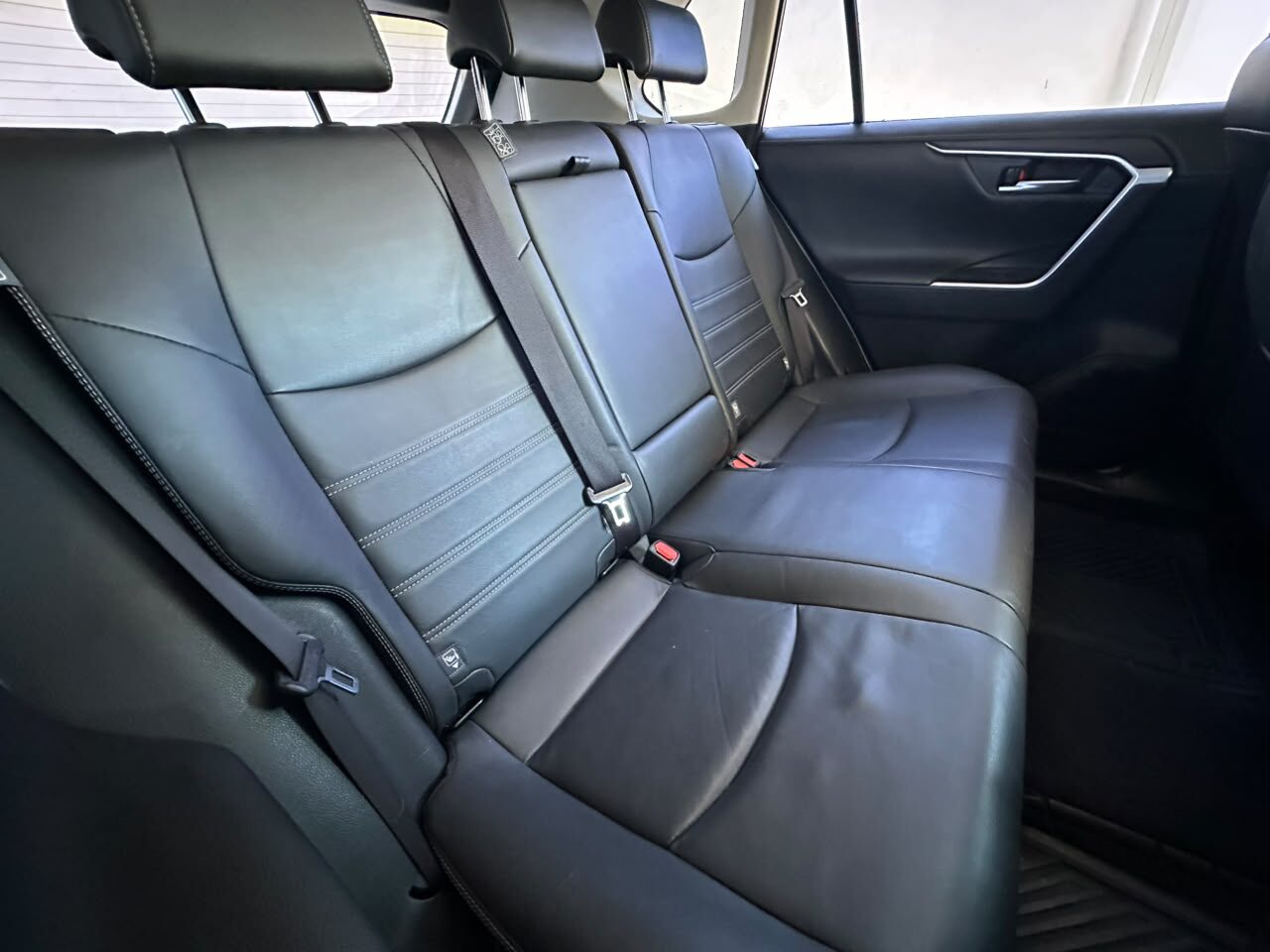 2019 Toyota RAV4 Limited thumbnail 8
