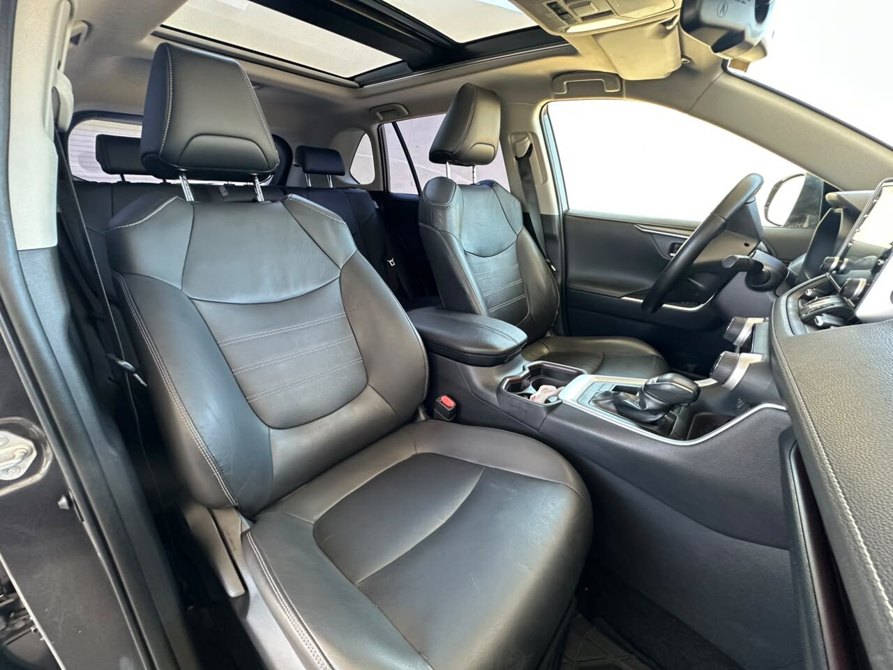 2019 Toyota RAV4 Limited thumbnail 9