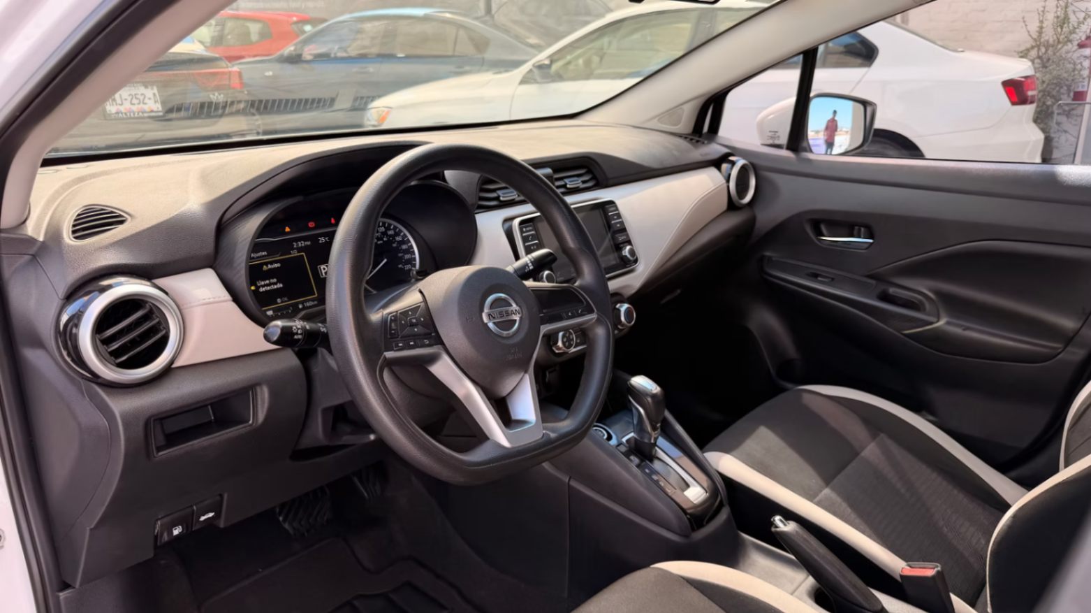 2020 Nissan Versa Advance At miniatura 9