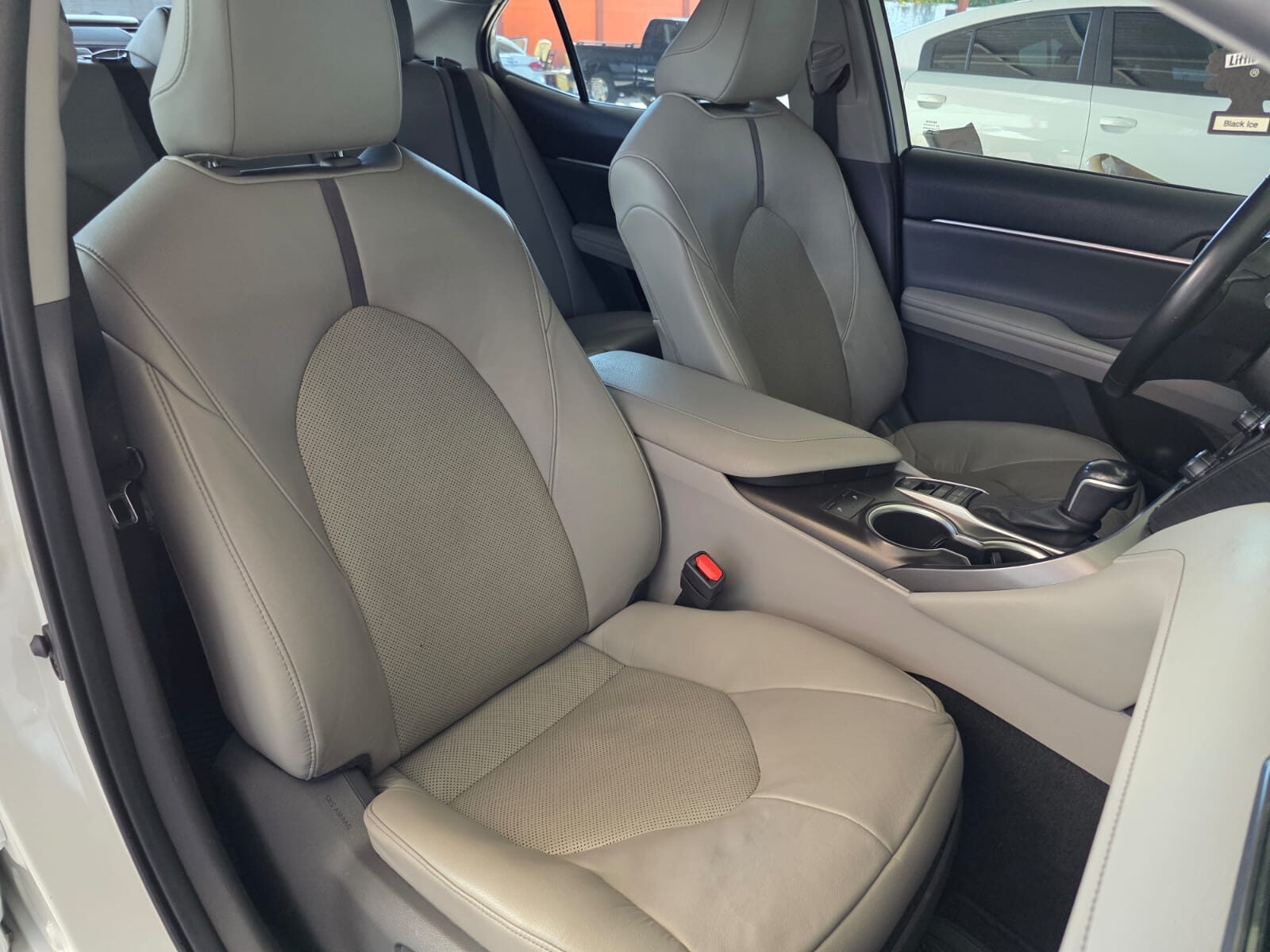 2021 Toyota Camry XLE thumbnail 4