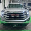 GMC Sierra SLE 4x4 2024 seminuevo en Monterrey — $899,900 thumbnail 3