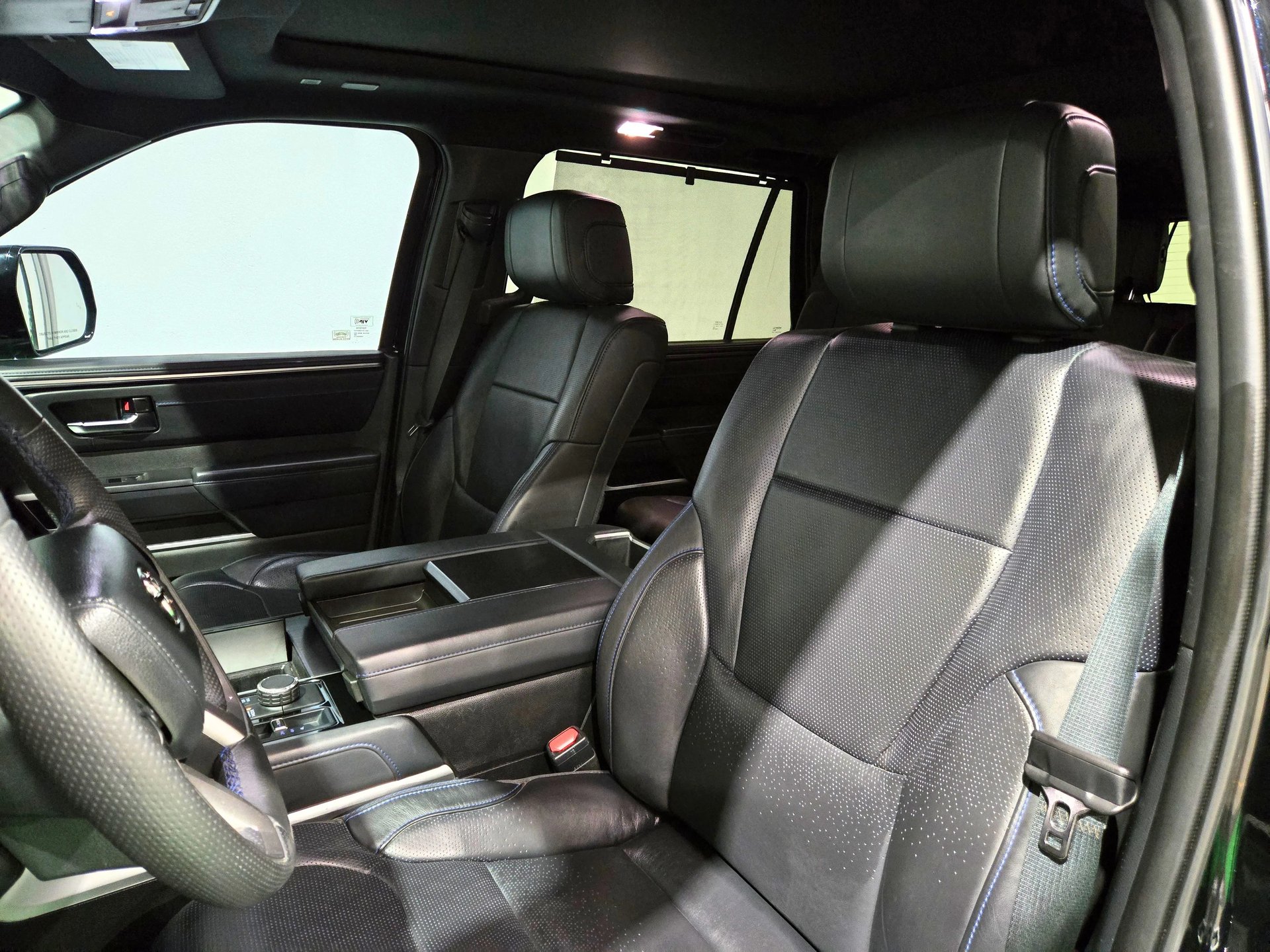 Toyota Sequoia Platinum Híbrida 2024 thumbnail 3