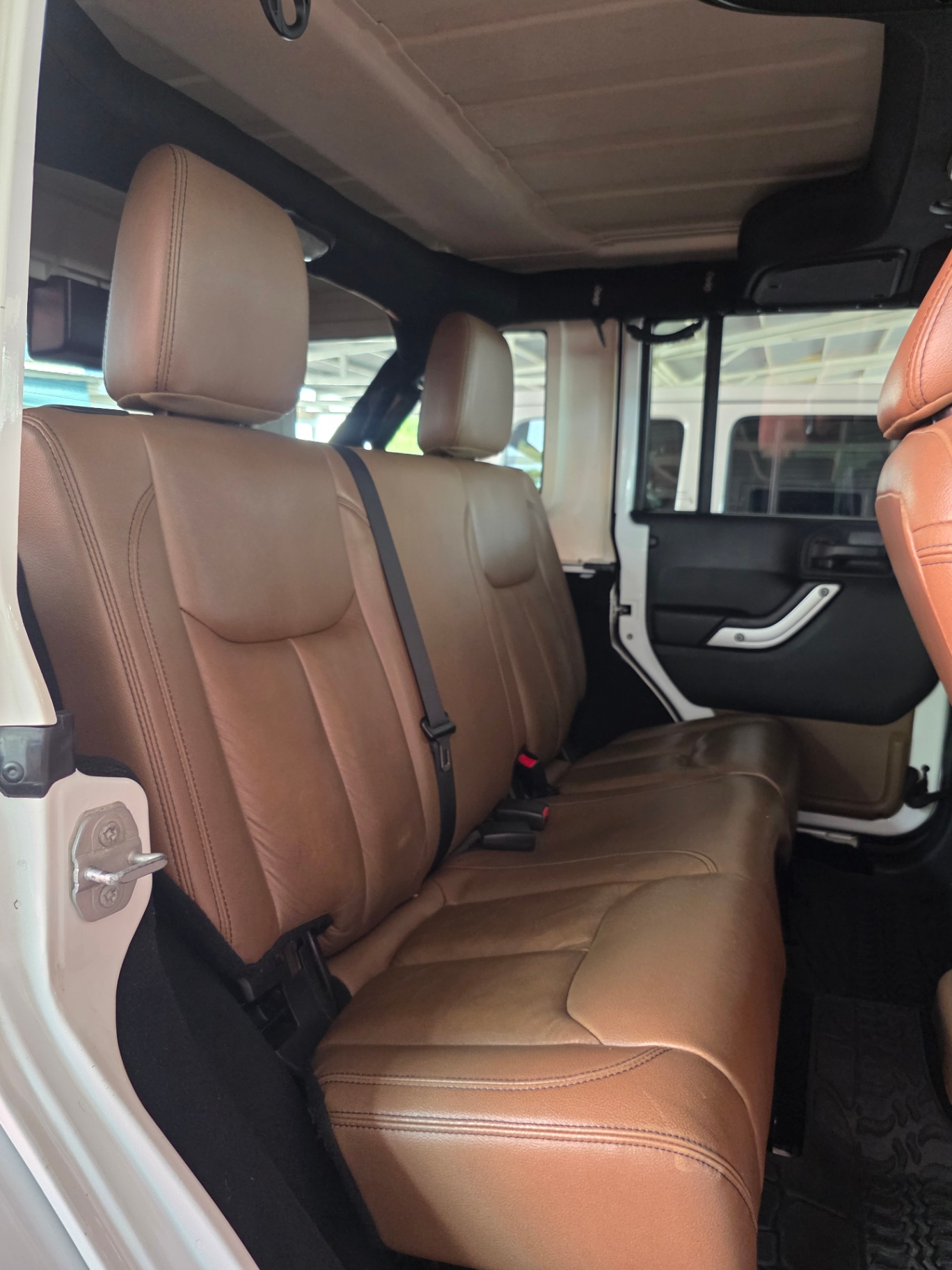 2015 Jeep SAHARA thumbnail 4