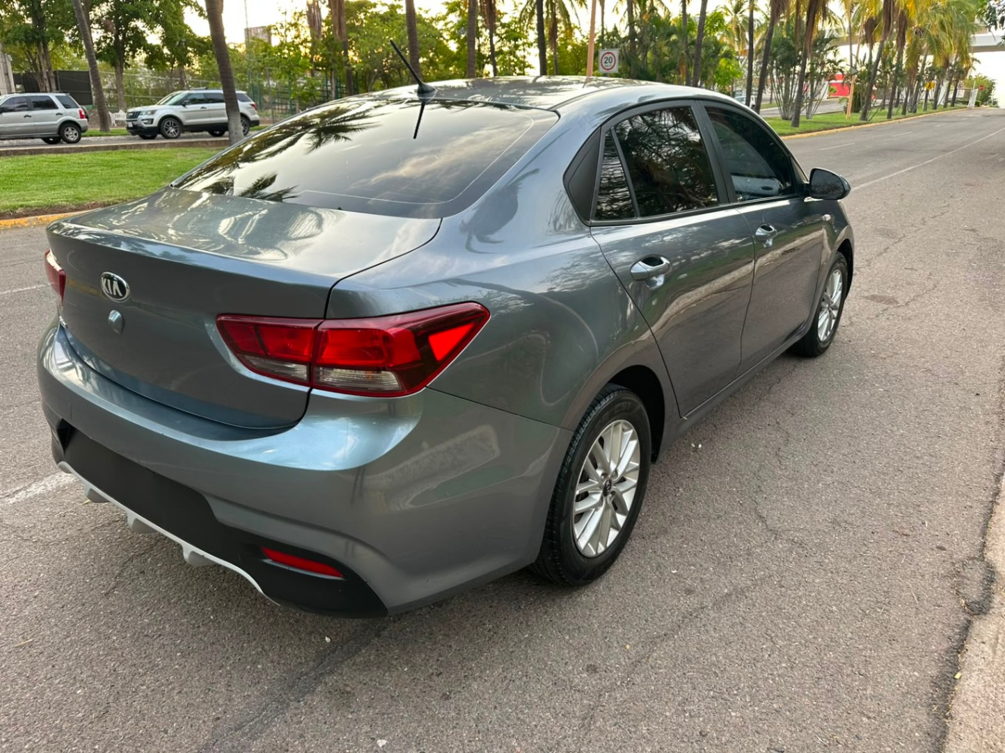 2019 Kia RIO LX thumbnail 2