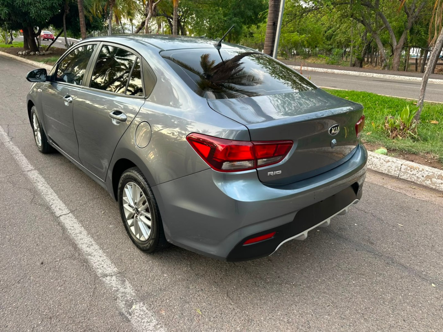 2019 Kia RIO LX thumbnail 3
