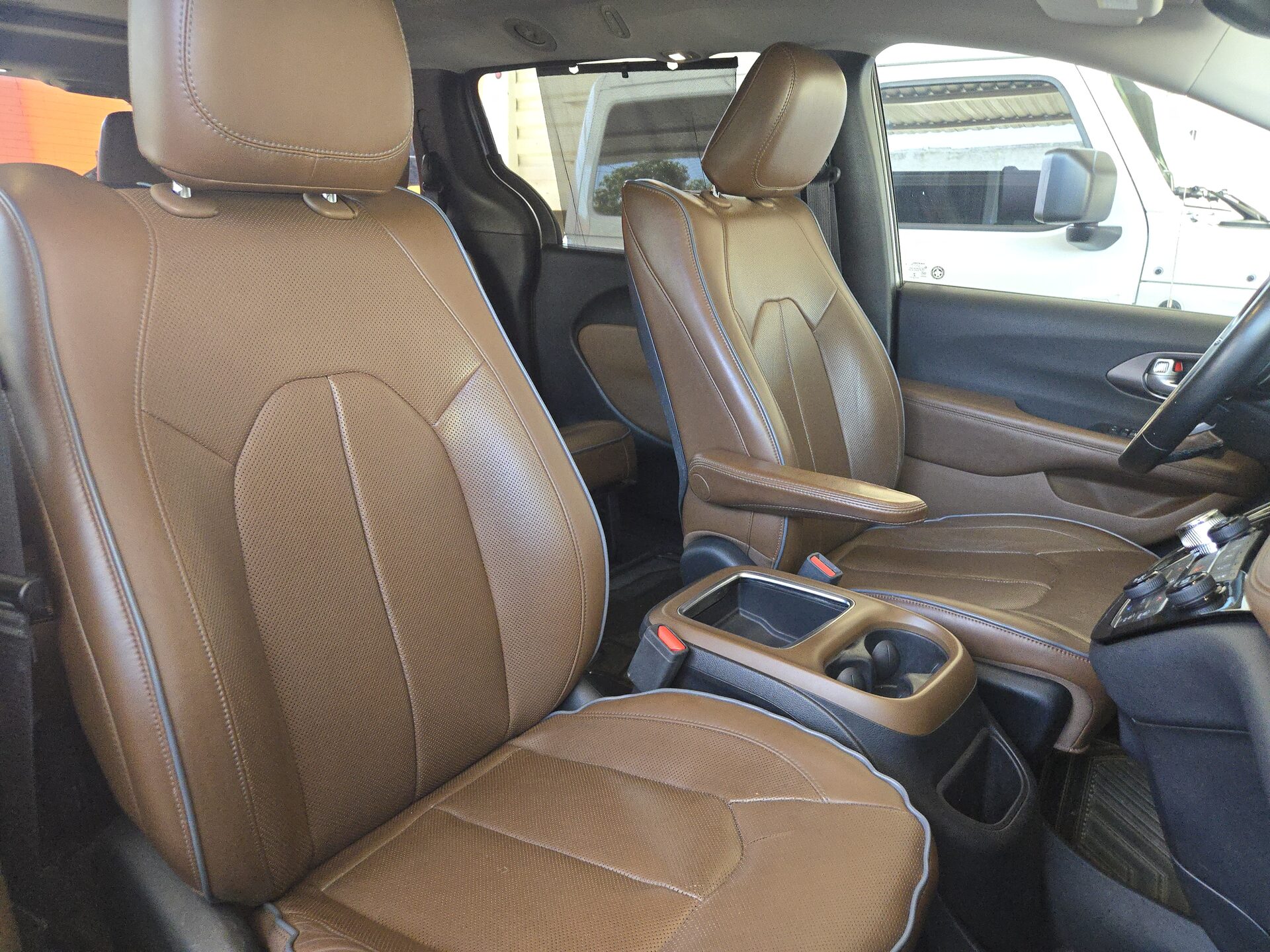 2017 Chrysler Pacifica_ thumbnail 5