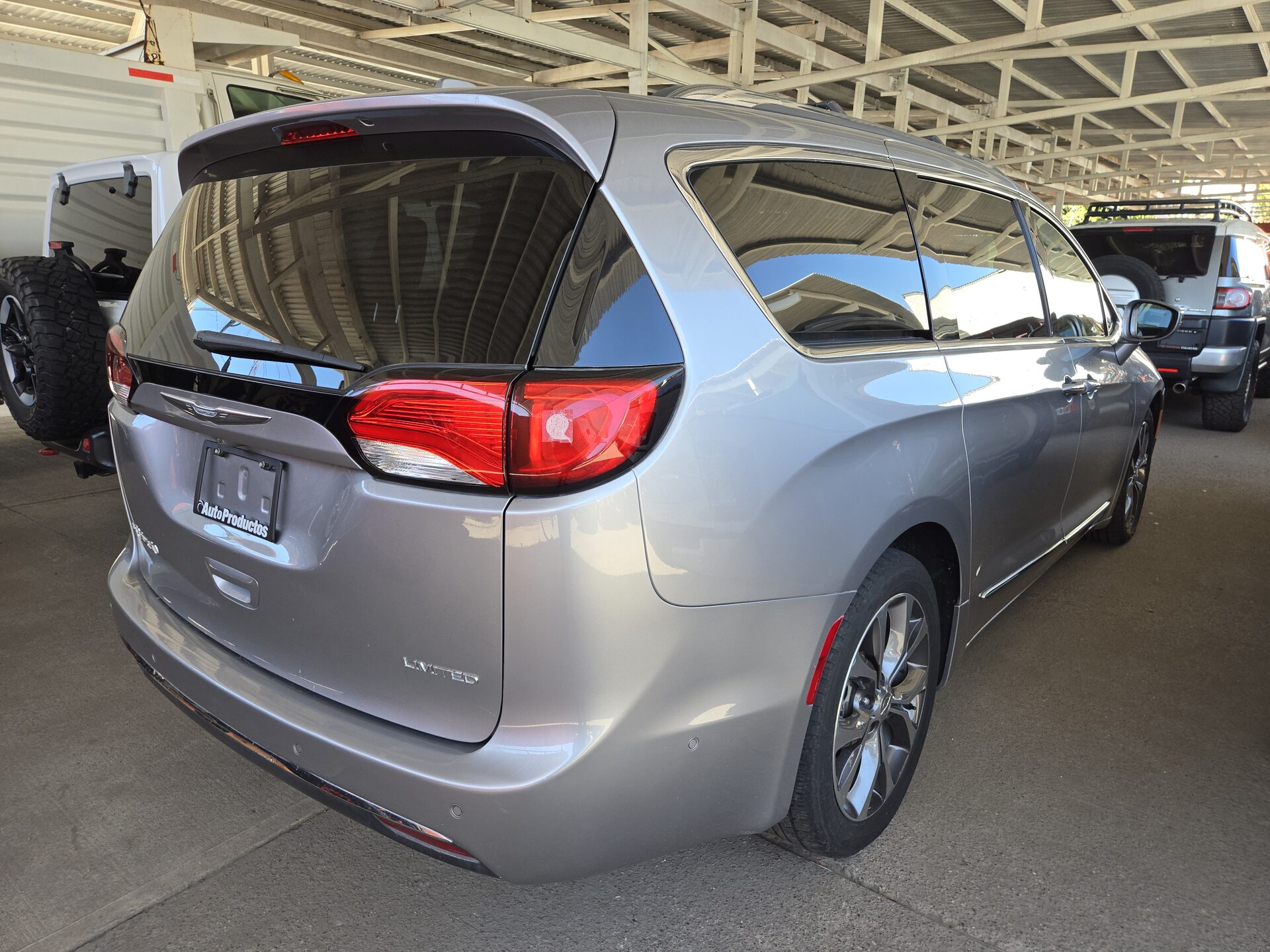 2017 Chrysler Pacifica_ thumbnail 6