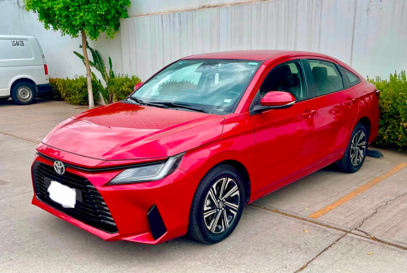 Toyota YARIS S HI 2023 seminuevo en Culiacán — $335,000 — foto 1