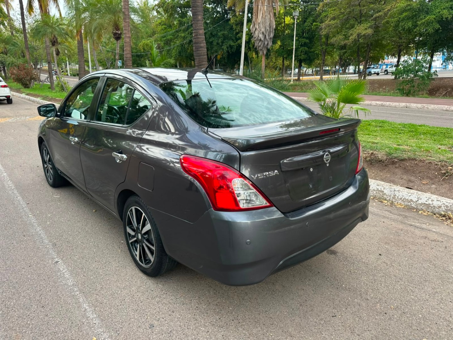 2019 Nissan VERSA EXLCUSIVE thumbnail 3