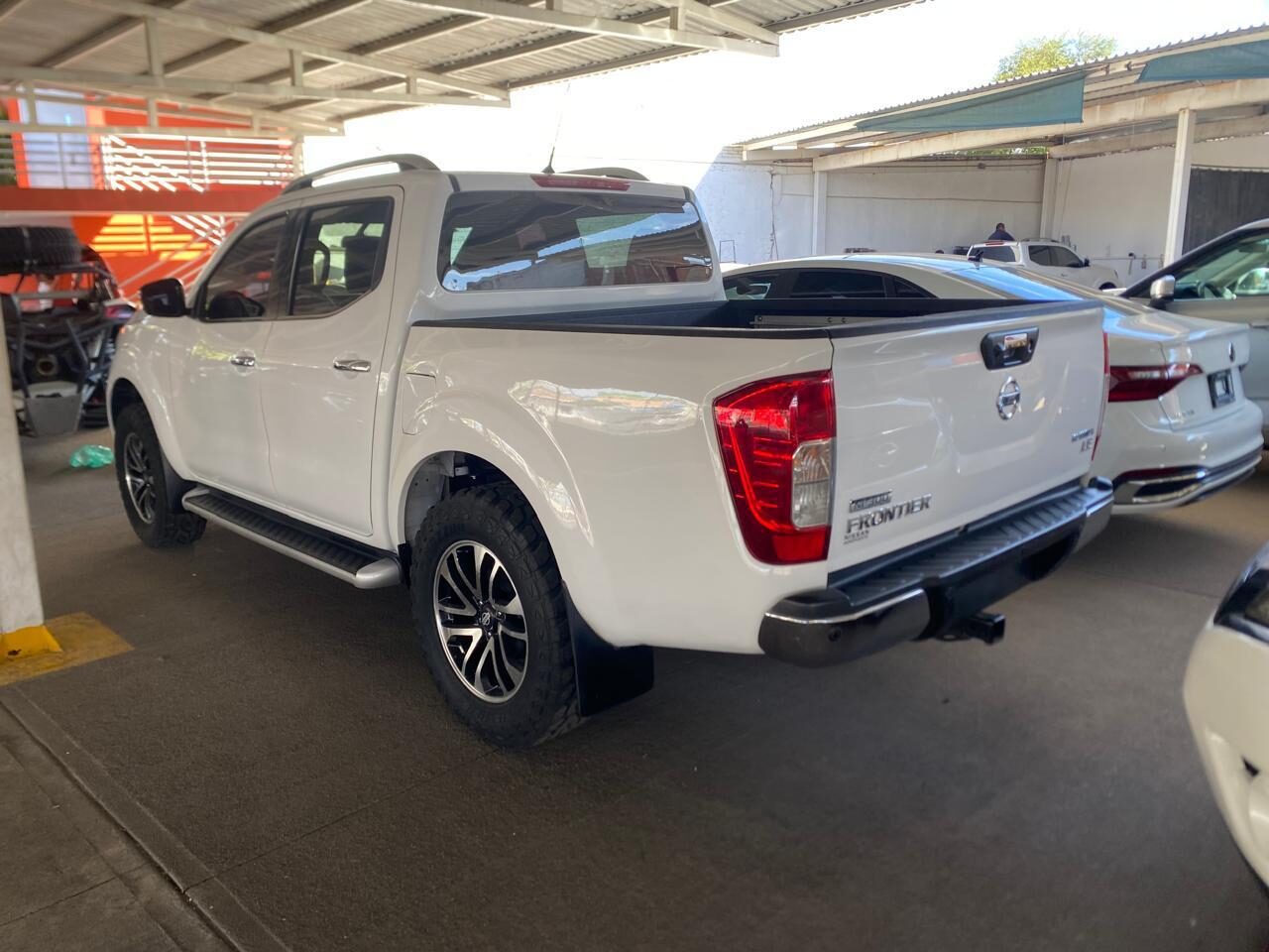 2020 Nissan Frontier Platinum LE thumbnail 2