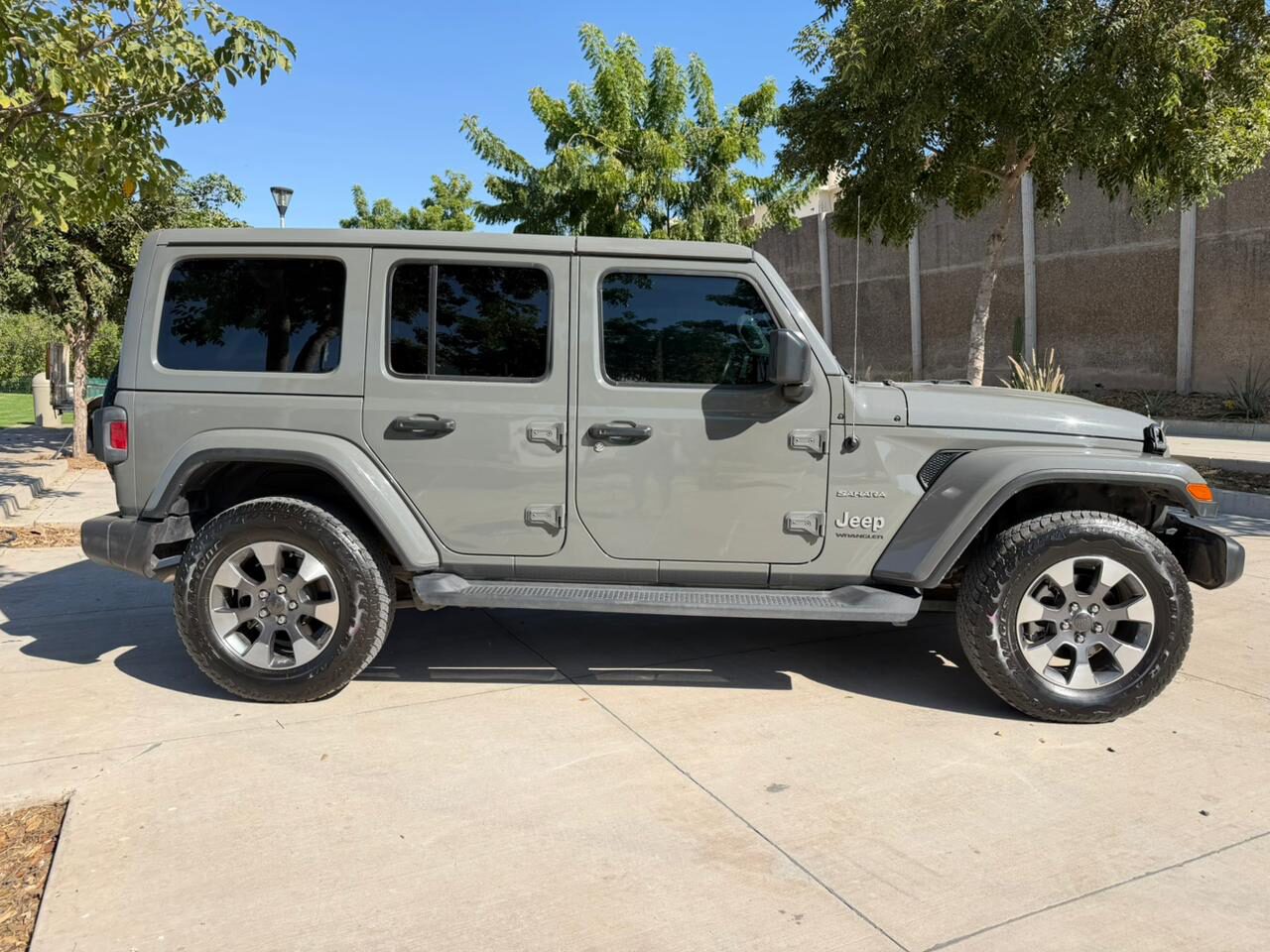 2023 Jeep Wrangler Sahara thumbnail 2