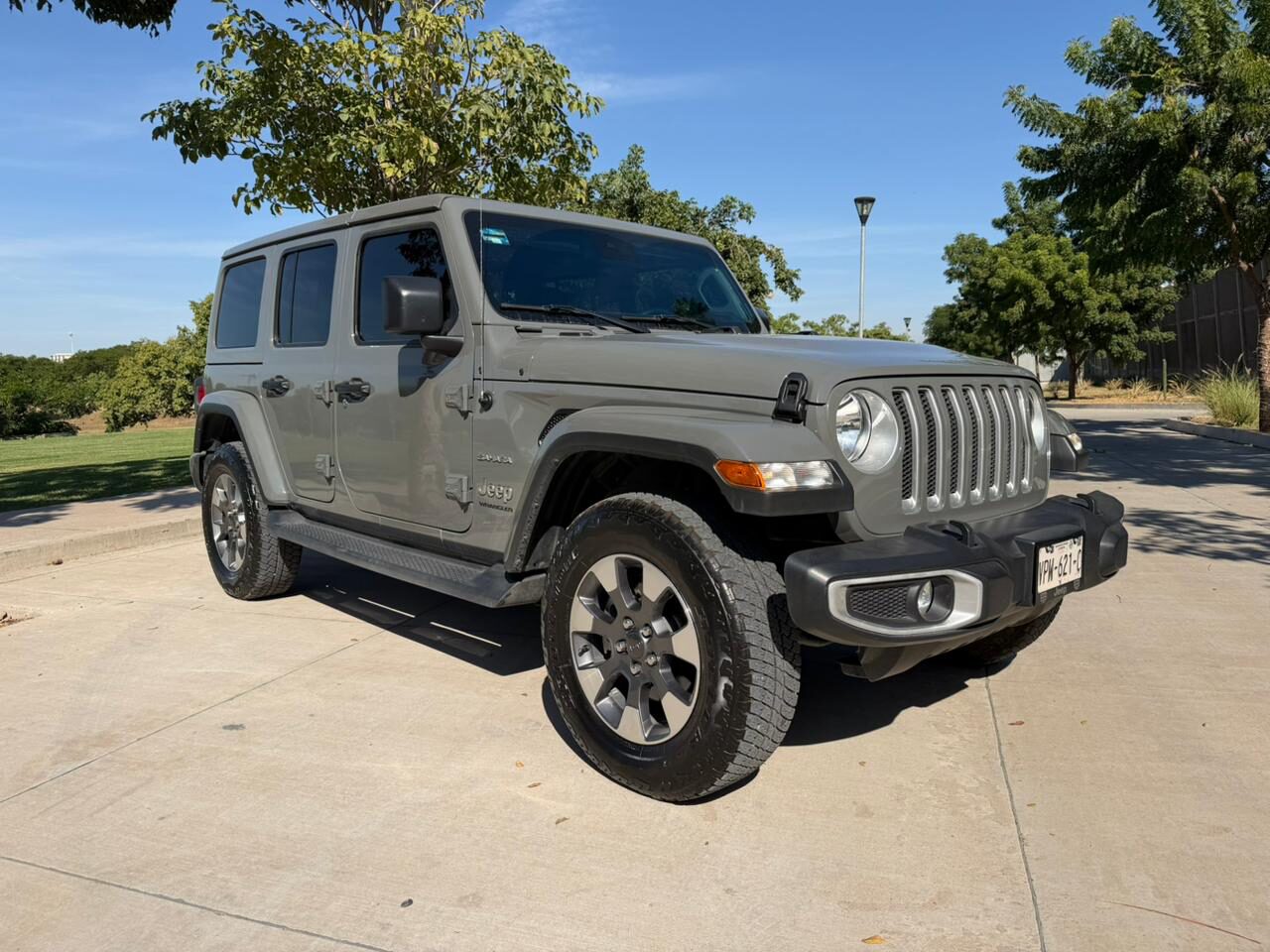 2023 Jeep Wrangler Sahara thumbnail 3