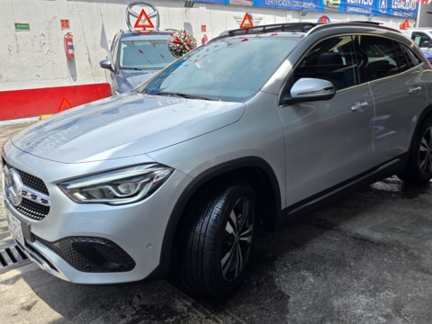 Mercedes-Benz GLA 200 Progressive 2021 - Plata Iridio