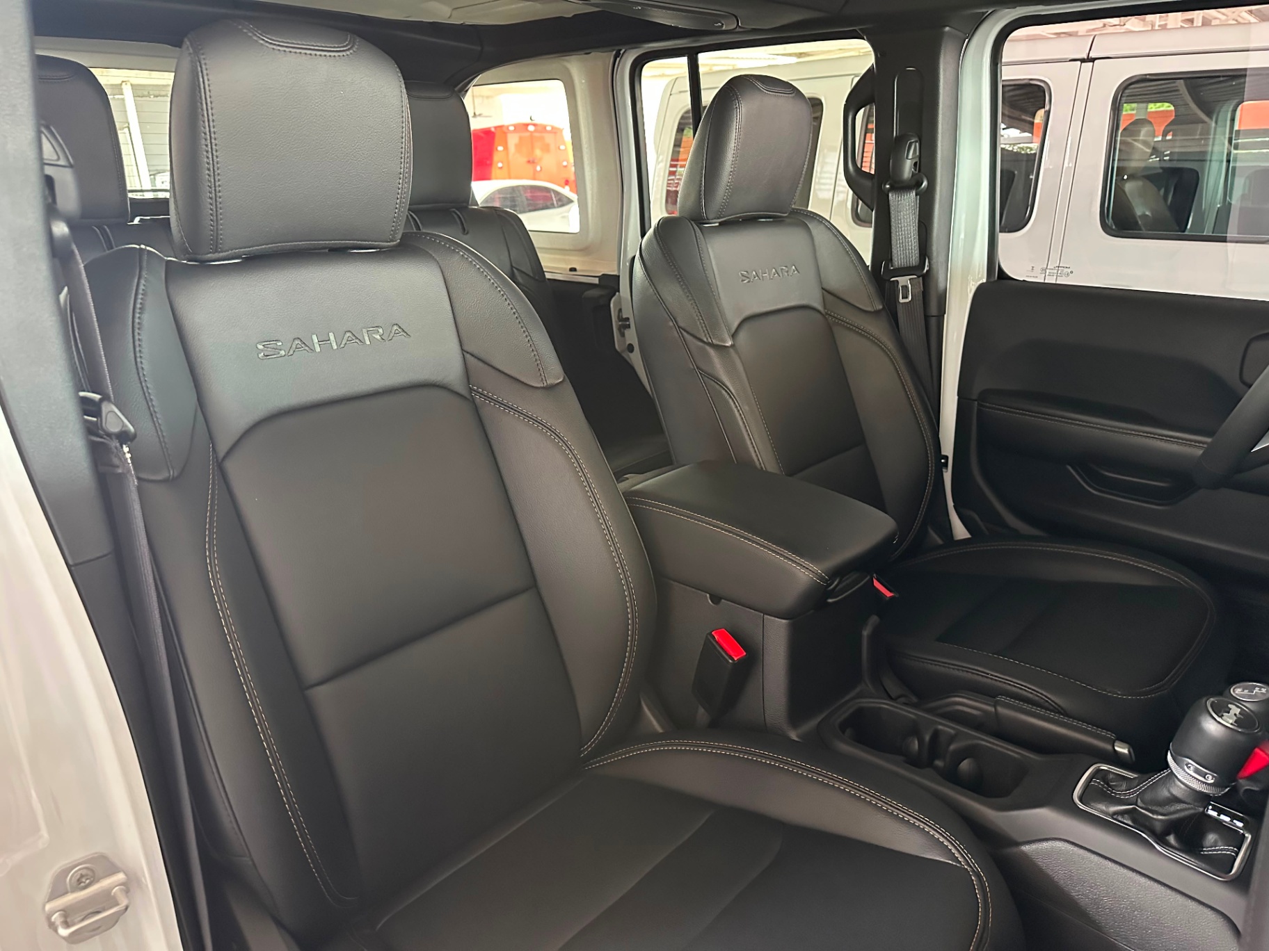 2024 Jeep SAHARA thumbnail 6