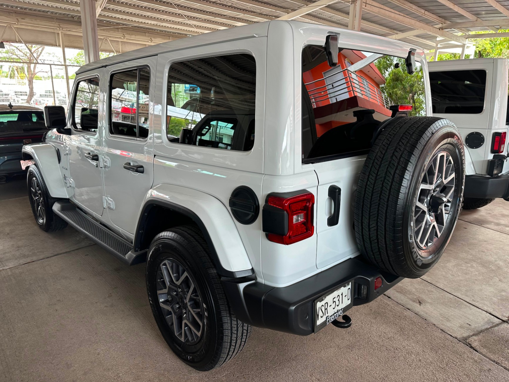 2024 Jeep SAHARA thumbnail 3