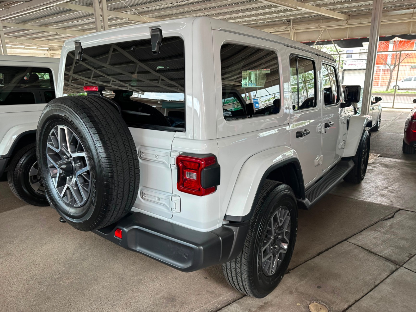 2024 Jeep SAHARA thumbnail 4
