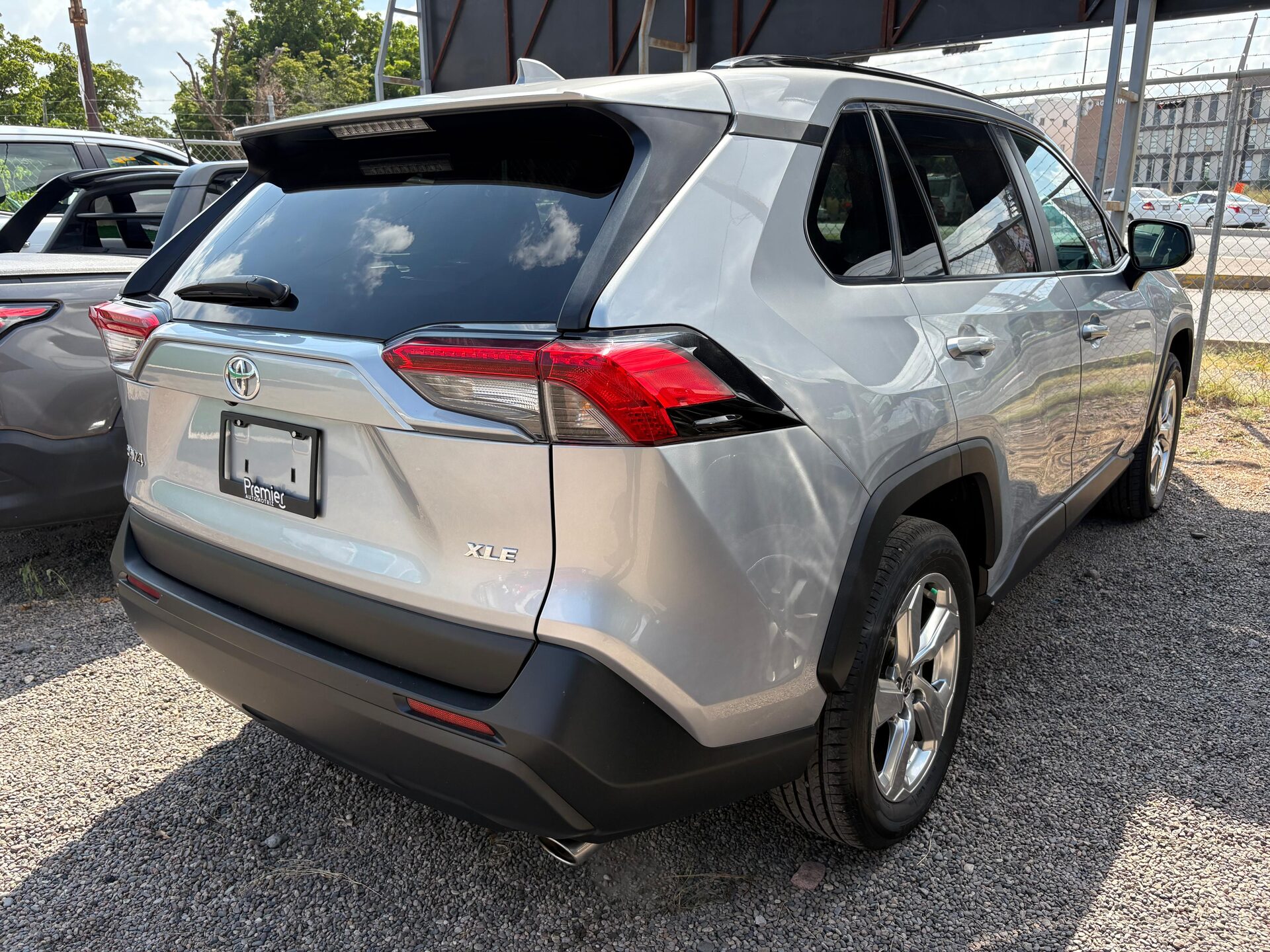 2021 Toyota RAV4 XLE thumbnail 3