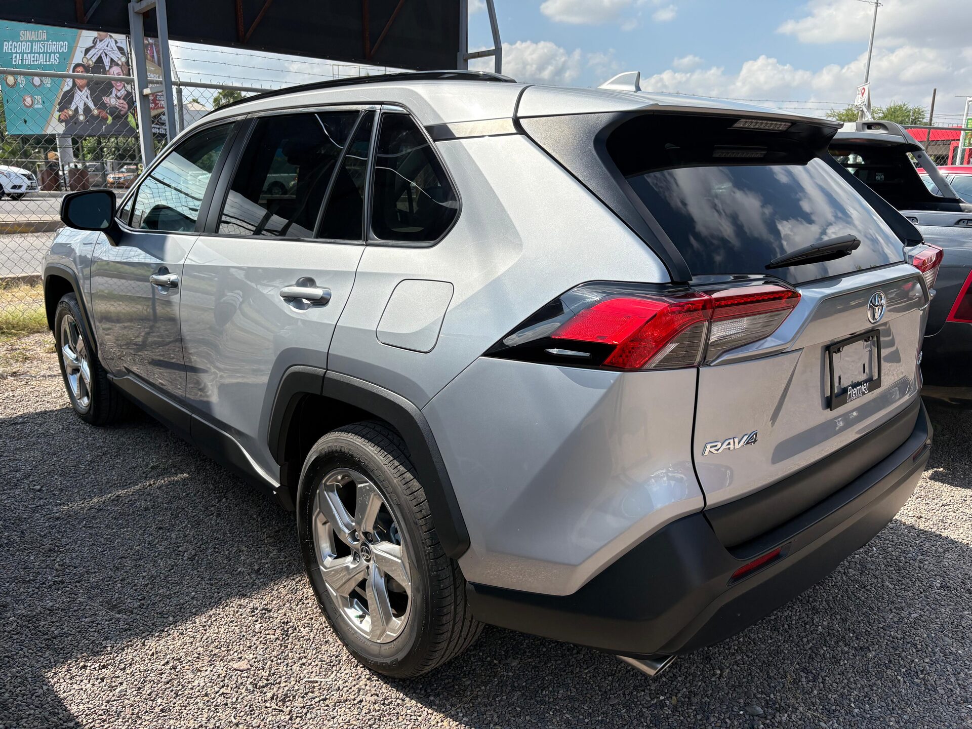 2021 Toyota RAV4 XLE thumbnail 4